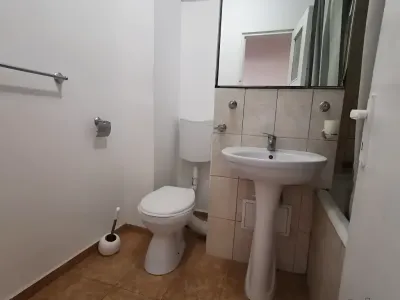 baie curata cu oglinda inchiriere apartament Sector 6 București